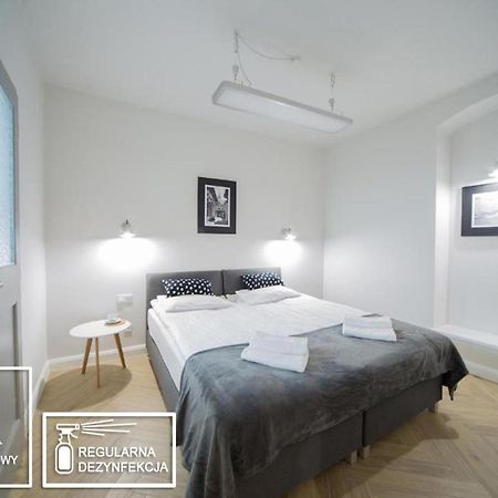 M5 Main Square Stylish One Bedroom Краків Екстер'єр фото